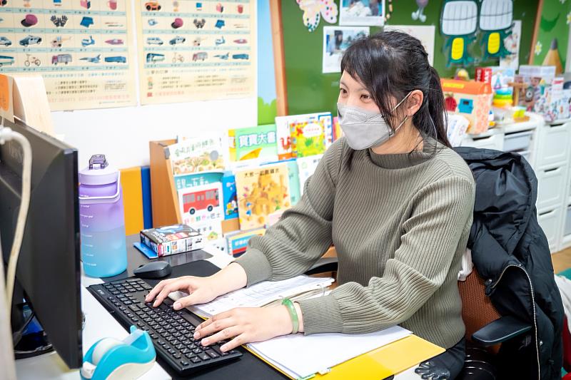 小婷在伊甸的邀請下，協助親子館與早療補助申請的相關工作，嘗試重回職場，也幫助其他需要的家長。