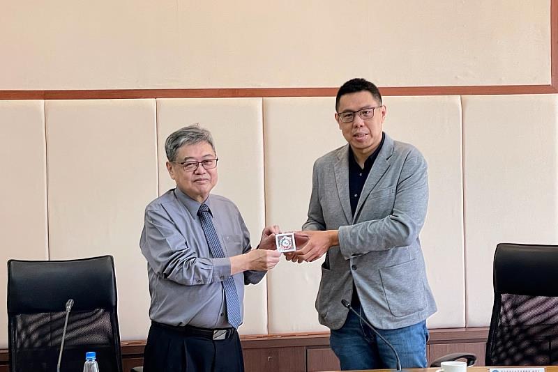 陳士章理事長（右）致贈紀念品給張文宇校長（左）。