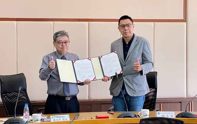 聖約翰科大張文宇校長（左）與新北市綠色能源產業聯盟陳士章理事長（右）簽署備忘錄，雙方共同推動永續科技、地方創生與ESG碳管理等事宜。