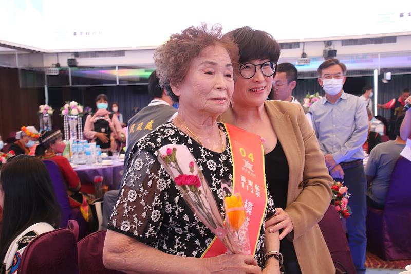 臺東歡慶母親節表揚20位模範媽媽 饒慶鈴親頒獎 感謝母親溫柔堅韌的力量