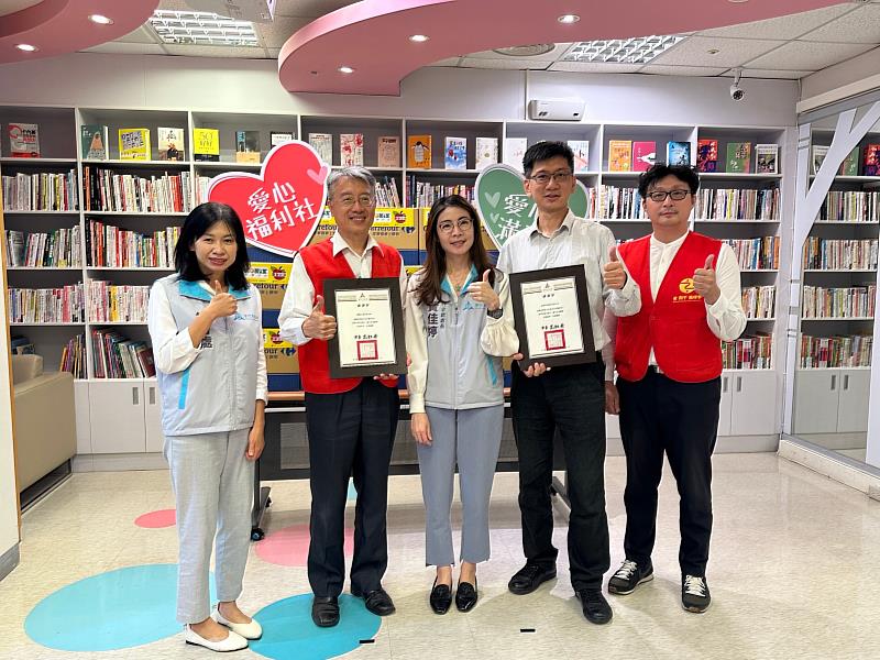 新竹市政府社會處長黃佳婷（中）頒發感謝狀，由靈鷲山慈善基金會副執行長陳世人（左二）、松翰科技股份有限公司經理傅遠鑑（右二）代表接受。（圖由靈鷲山佛教教團提供）