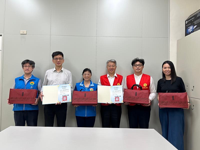 新竹縣政府社會處長陳欣怡（左三）與捐贈單位合影。（圖由靈鷲山佛教教團提供）
