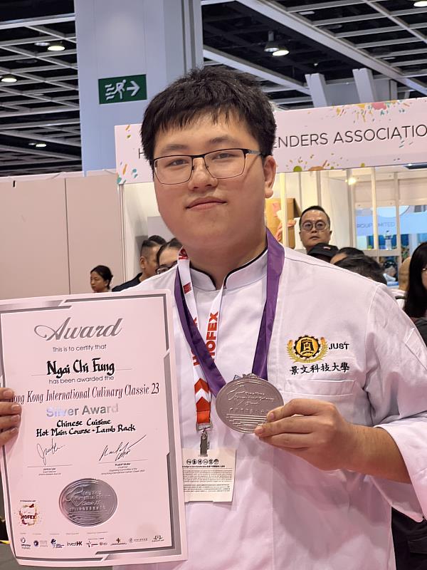 景文科大餐飲系香港僑生倪志豐榮獲1銀。