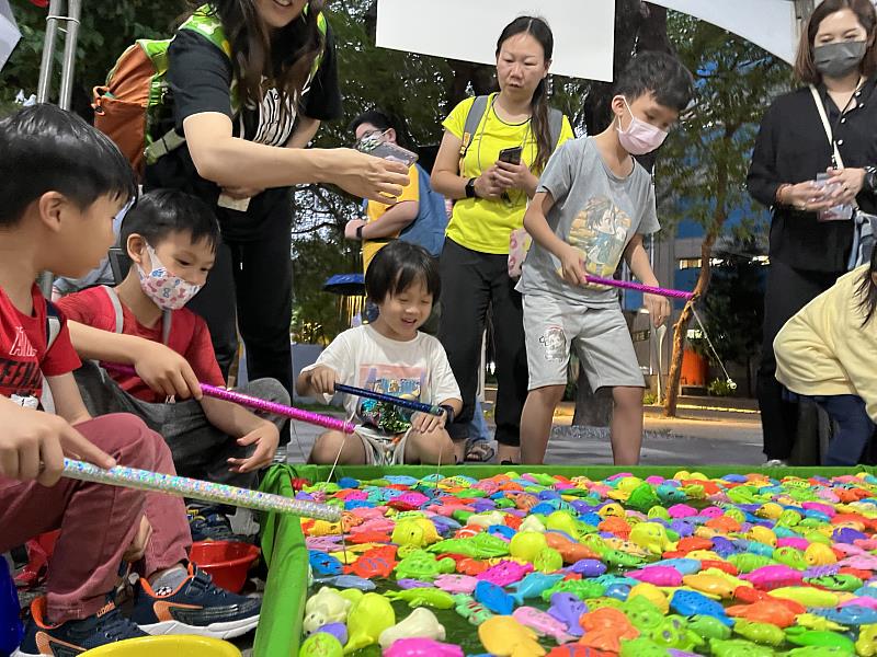 府中揪藝起 孩童開心沈浸復古廟會氛圍