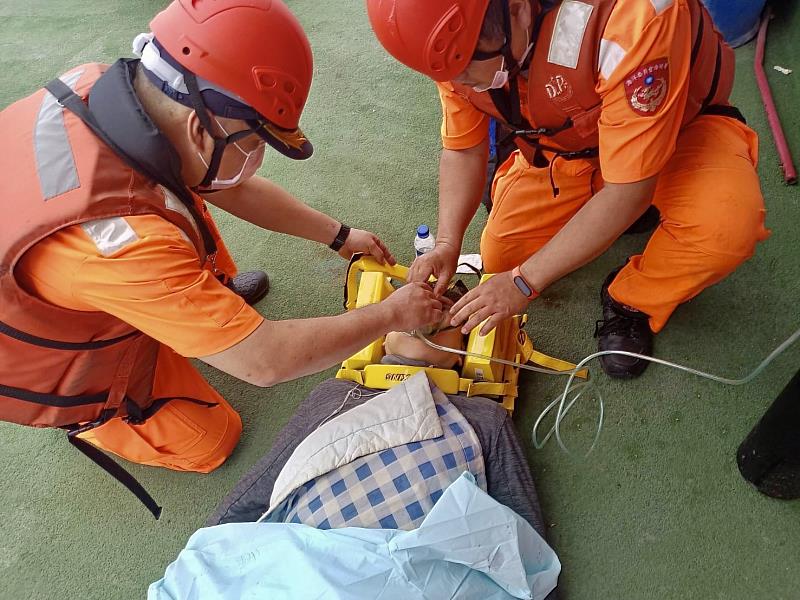 海巡人員給予受傷人員醫用氧氣