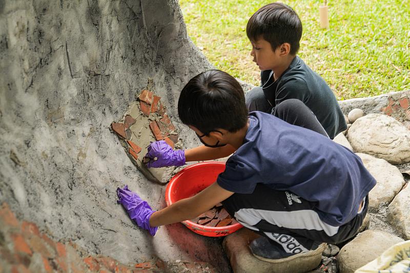 小朋友參與瓦片創作