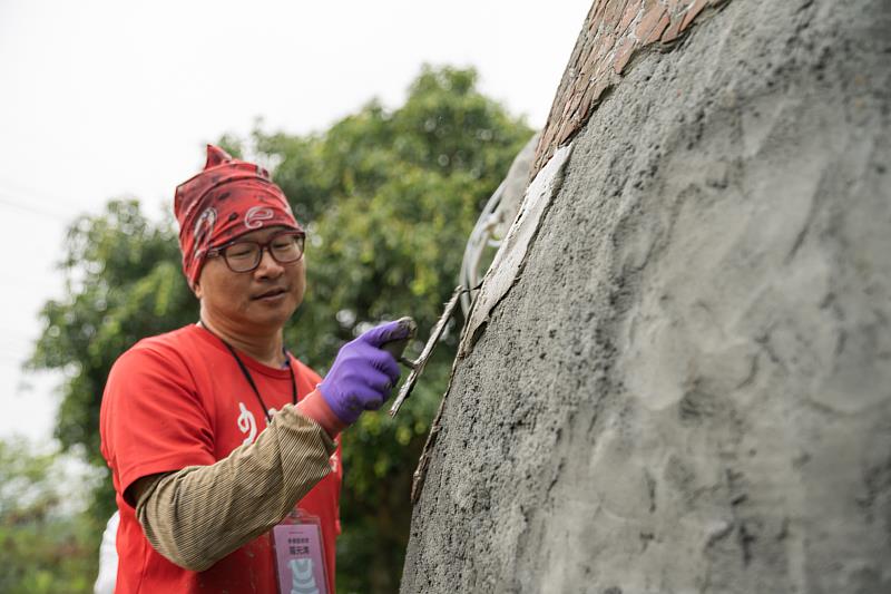 返鄉藝術家羅元鴻進行瓦片創作