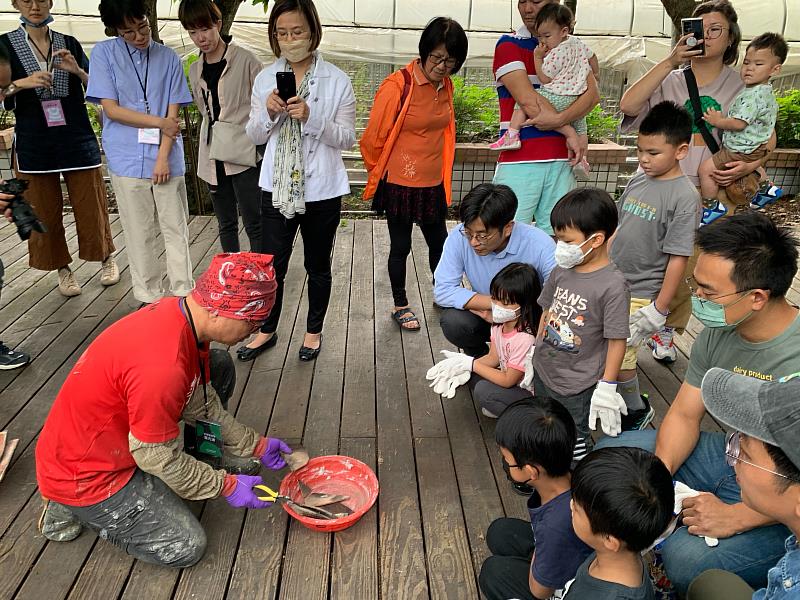 羅元鴻指導周副主委與參與民眾進行瓦片創作