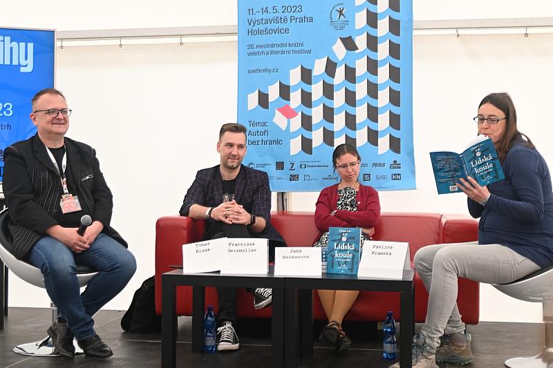 總編輯白蓮娜(Pavlína Krámská)、譯者何晶(Jana Heřmanová)及米德仁(František Reismüller)，以及插畫家湯瑪士‧瑞杰可(Tomáš Řízek)一同向捷克讀者介紹此書(捷克麋鹿出版社提供)，