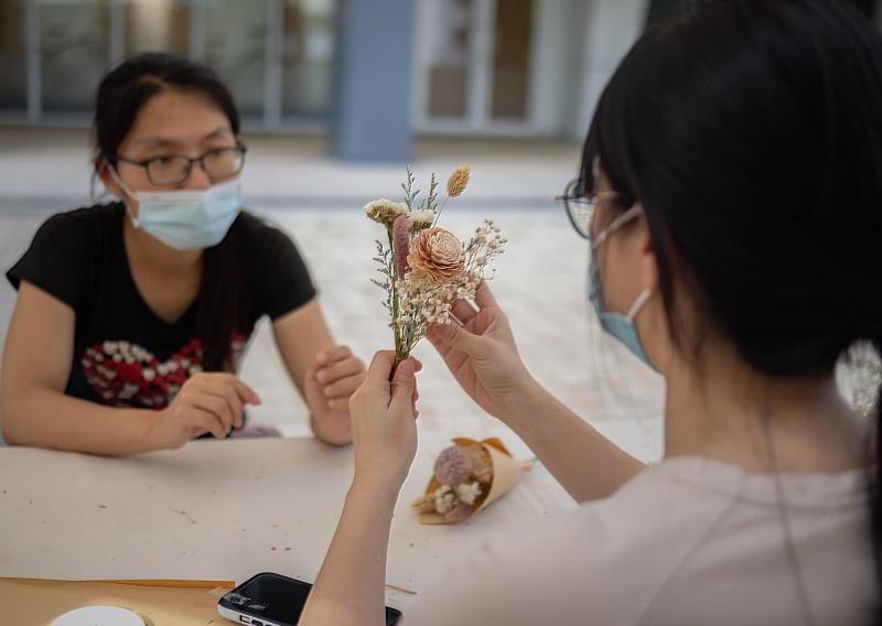 「手作體驗生態工藝」邀您漫步鳳凰木林下，撿拾鳳凰花瓣、小紅豆、落葉和種子，手作變成卡片、藝術創作或是生活物件，親身實踐工藝自然、永續的綠色精神。