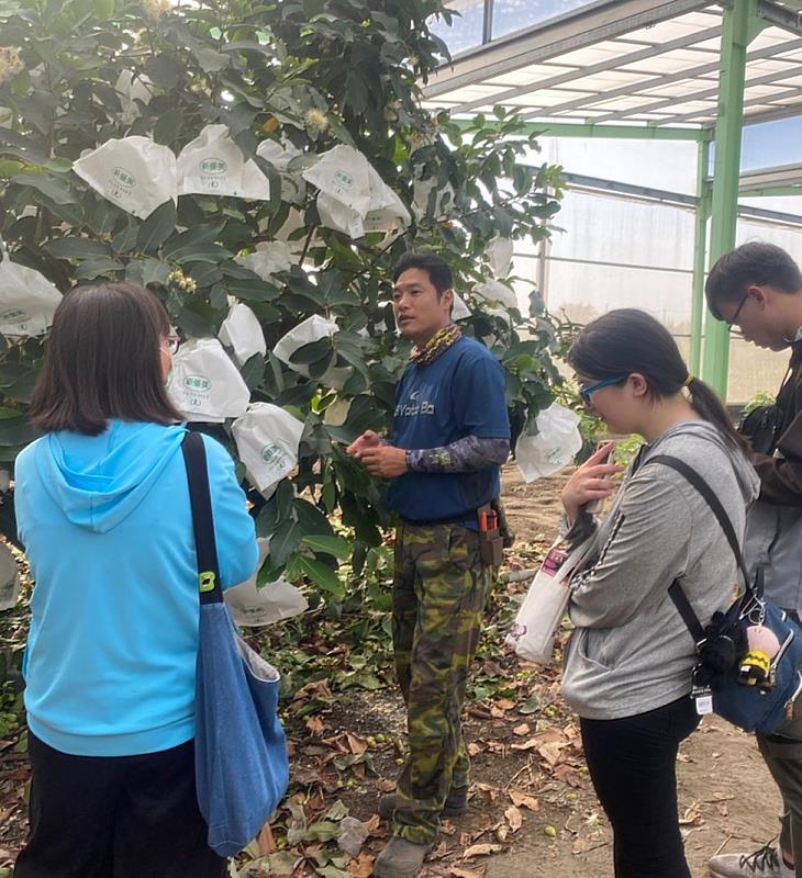 義大企管系學生前進屏東與在地農民合作，以具有創意及實踐性的方法解決農業轉型與環境永續問題(照片來源：義守大學提供)。