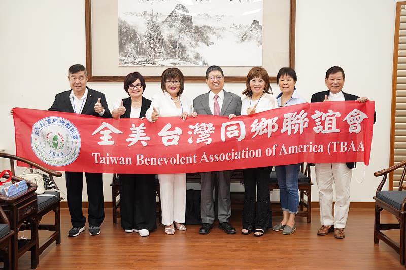 由主任委員黃秀梅(左3)率團，拜會縣長楊文科對談各項發展。