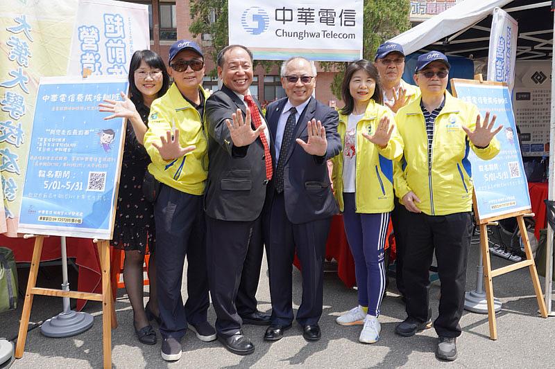 中華電信彰化營運處總經理林沂茂(左三)歡迎5G人才加入(左四大葉大學施英隆代理校長)