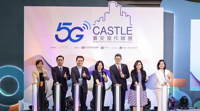 5G CASTLE 資安協作聯盟5月11日舉辦成立大會啟動儀式，圖為貴賓合影，左起為：聯盟小組召集人數聯資安楊淑宏營運長、訊勢科技黃傑笙執行長、資策會蕭博仁副執行長、數位部產業署黃雅萍主秘、聯盟總召集人耀睿科技張玉斌董事長、聯盟副召集人暨資策會資安所何玲玲所長、聯盟小組召集人耀睿科技徐靜儀副總經理。