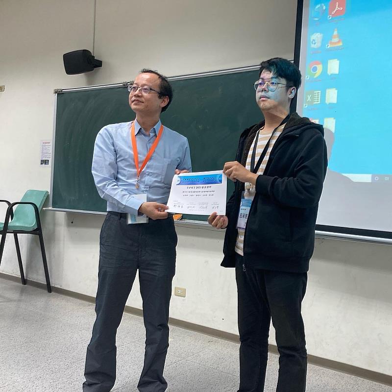 崑大資工所呂承恩(右)於2021台灣網際網路研討會發表論文