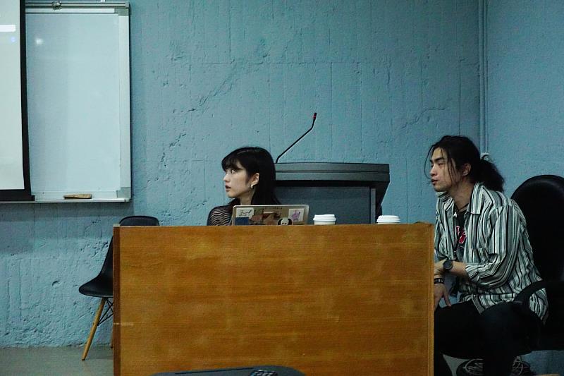 設計師于薇(左)、李政瀚(右)分享獲獎葛萊美獎的心路歷程