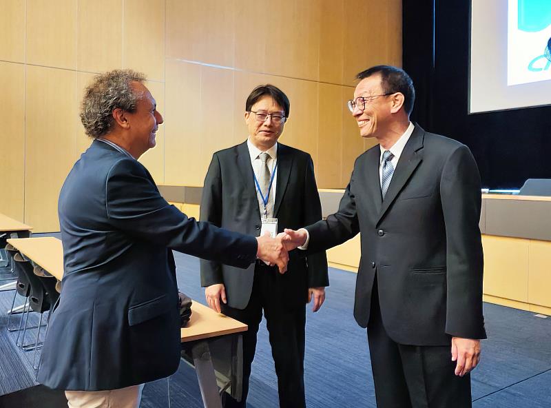 經發局副局長王宏榮(右)與國際燃燒學會會長Prof. Philipe Dagaut(左)、會議主席成大機械工程系副教授吳明勳(中)交流互動。