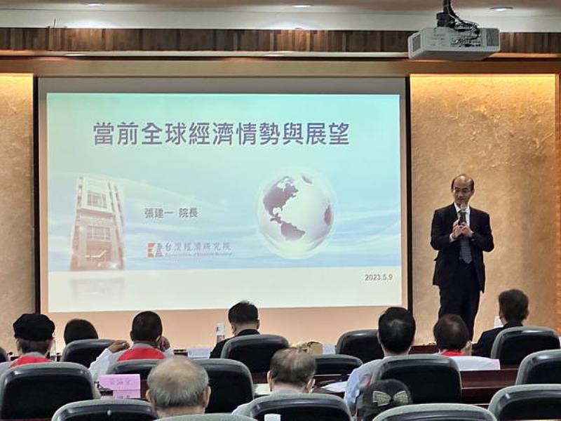張健一院長於南臺科大2023年亞太區域論壇「全球經濟趨勢與APEC發展—深化永續與包容成長」研討會專題演講之情形。