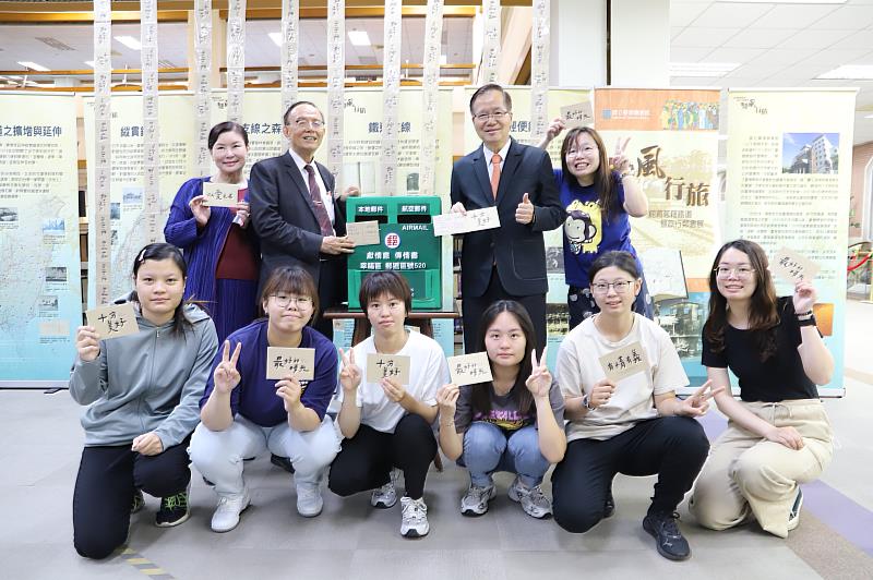 南華大學結合「馳風行旅」行動展，舉辦「獻情意傳情書」書寫明信片活動，師生共襄盛舉。