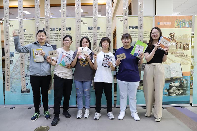 南華大學結合「馳風行旅」行動展，舉辦「獻情意傳情書」活動，學生踴躍借書參與活動，獲贈限量版溫馨小語明信片。