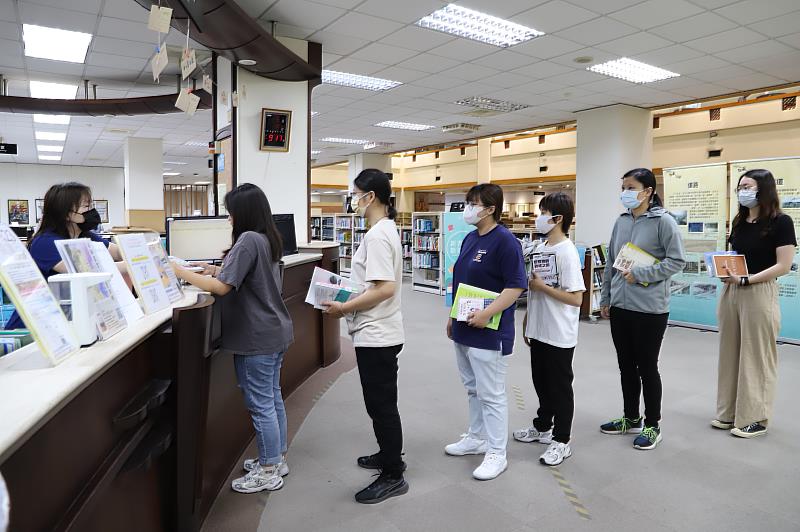 南華大學結合「馳風行旅」行動展，舉辦「獻情意傳情書」活動，學生踴躍借書，響應活動。