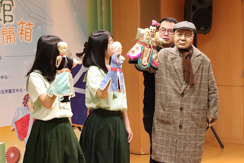 真快樂掌中劇團柯世宏先生(右一後)與新北市碧華國中同學現場示範如何操控掌中戲偶。