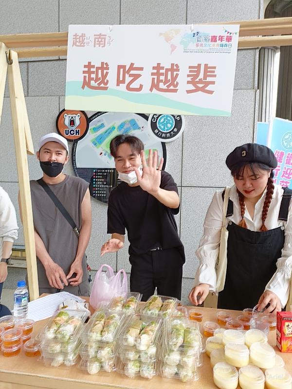 越南籍學生手作越南生春捲及甜點