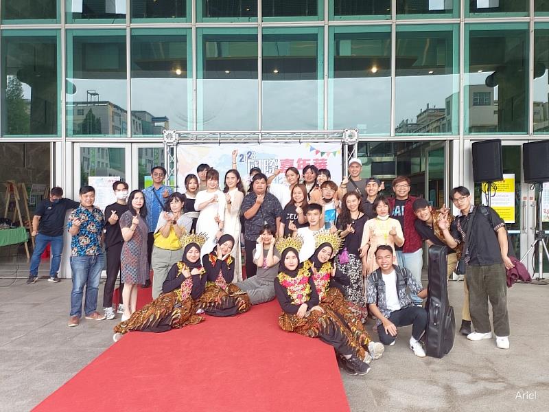 國際嘉年華活動舞蹈表演及服裝展示師生大合影