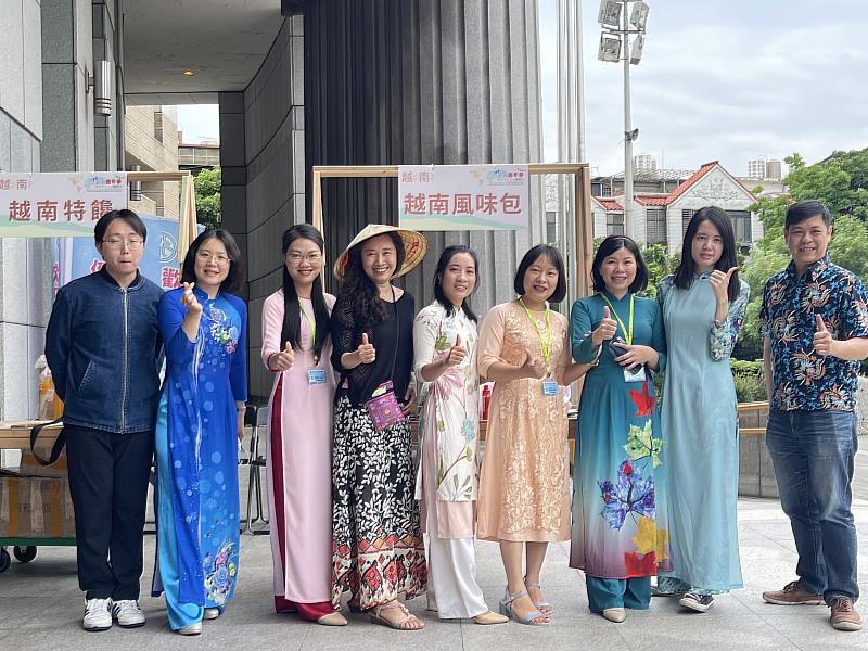 穿著越南傳統服裝的越南籍輔導老師與工作人員