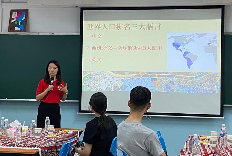文藻西文系吳仙凰老師，於校園開放日介紹西班牙語發展與現況。