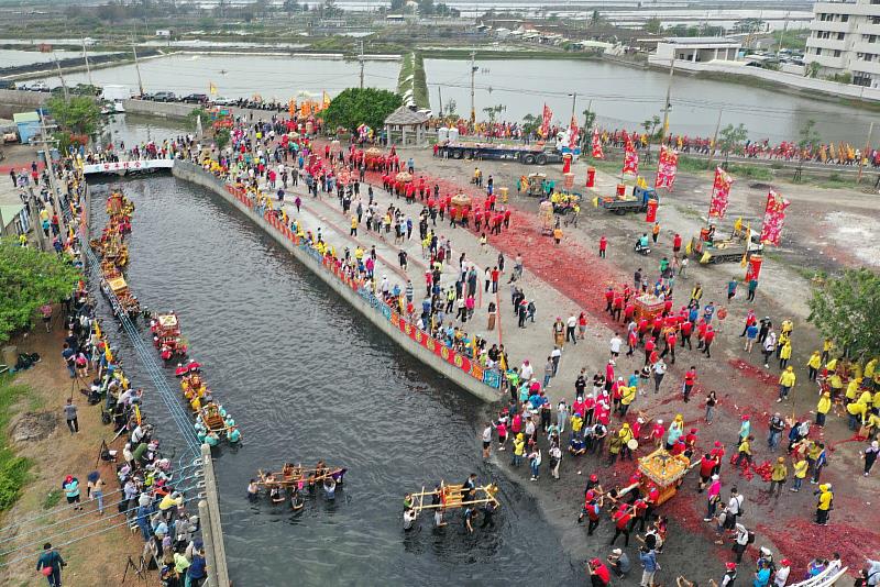 布袋鎮新塭嘉應廟衝水路，迎客王 信眾朝聖_攝影師洪年宏提供