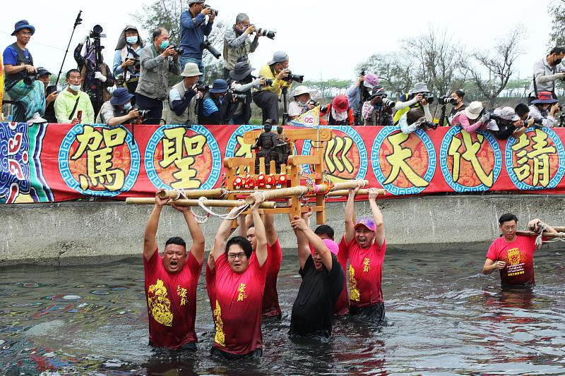 布袋鎮新塭嘉應廟衝水路，迎客王 信眾朝聖