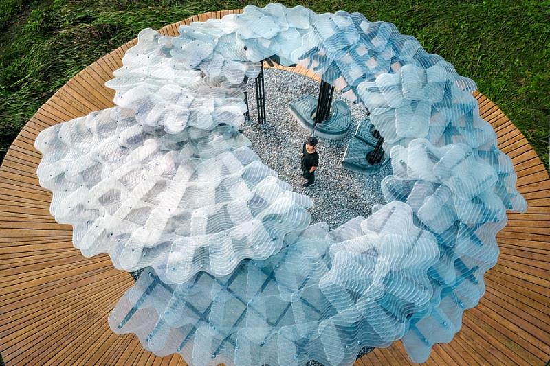 圖說：大型公共藝術作品-「白羽岸・pahanhannan」位於花蓮石梯坪，由逢甲大學建築專業學院「ROSO機器人建造實驗室」與當地藝術家伊祐・安查，攜手合作打造。