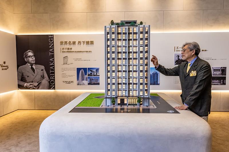 日本建築大師丹下憲孝來台，特別親臨一手操刀的「伊邸」。