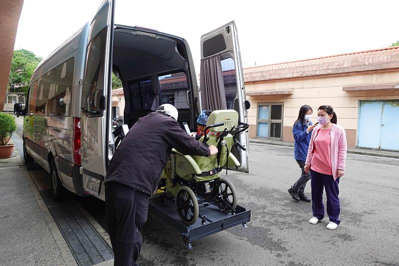 伊甸圓夢憩旅車利用升降設備協助何爺爺上車