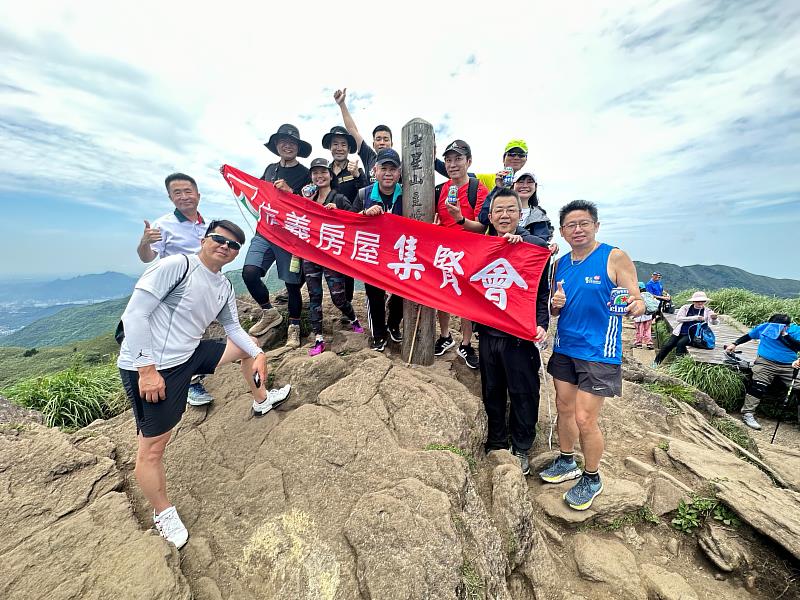 信義房屋集賢會至七星山ESG淨山，撿拾垃圾。