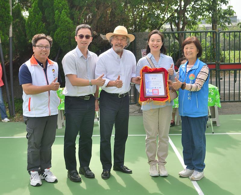 富興國小在台灣光罩基金會的協助下，發展滑輪溜冰、獨木舟等運動。基金會董事長吳國精（右三）16日到校了解成果。