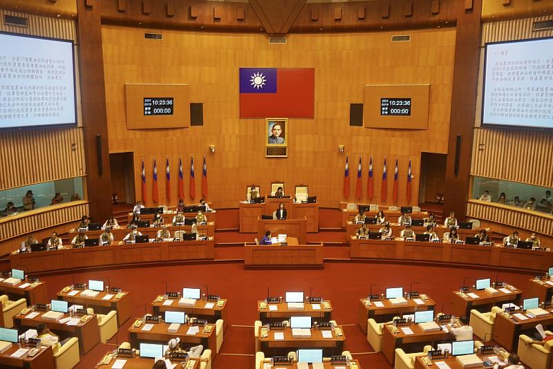 縣長周春米議會專案報告