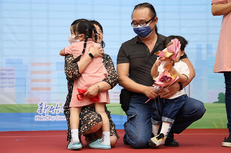 寄養媽媽王昱喬(左2)緊緊擁抱寄養女童