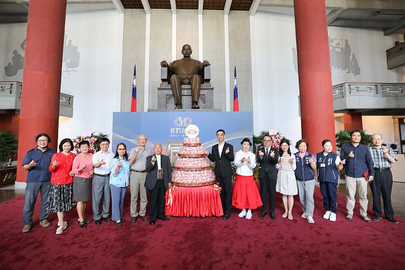 左起：生活美學班楊昇鴻老師、曹靜琍老師、國父紀念館副館長楊同慧、元智大學教授洪泉湖、國立臺灣師範大學美術系兼任教授林雪卿、專業書法家陳坤一、中華民國版畫學會顧問鐘有輝、國父紀念館館長王蘭生、聲樂家簡文秀、臺北市光復國小校長賴俊賢、臺北市立陽明教養院院長廖秋芬、正聲里里長陳秀蘭、興隆里里長吉娃斯‧吉果、生活美學班老師林仁山、國立臺灣藝術大學書畫藝術學系兼任教授林隆達