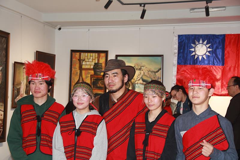 蒙古國朋友穿著原民服飾合照