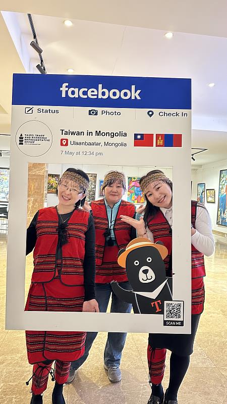 駐蒙古代表處準備了台灣原民風格服飾及「黑熊臉書相框」讓蒙古朋友試穿合照