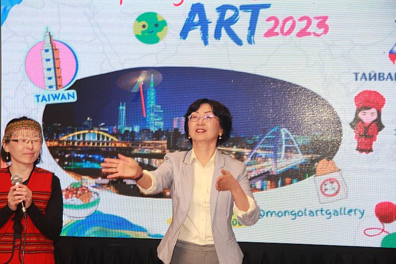 駐蒙古代表處羅代表介紹台灣童玩並現場示範如何玩竹蜻蜓