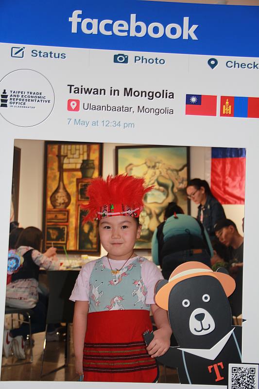 蒙古國小朋友跟台灣黑熊同框合照