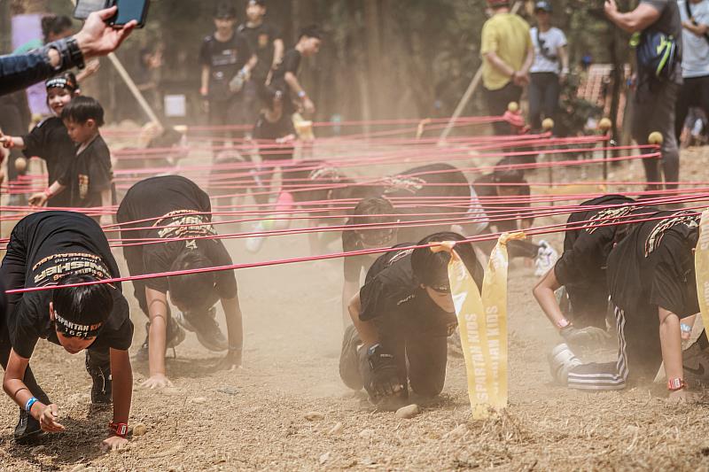 運用四肢貼近草地感受自然的「Cord Crawl匍匐前進」。照片由台灣斯巴達障礙跑競賽 提供