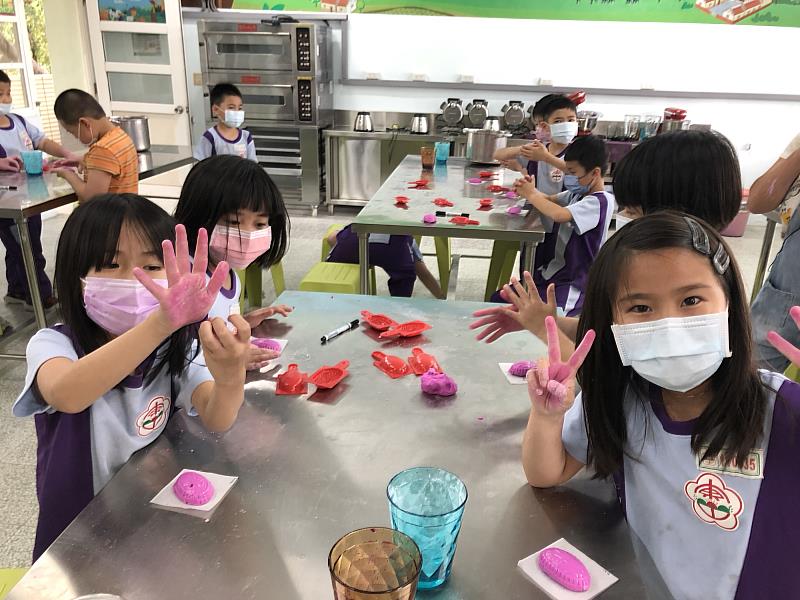 清明節前學童體驗以火龍果汁教作紅龜粿-2
