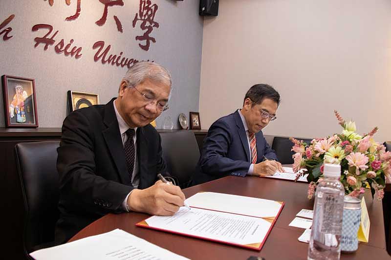 世新大學校長陳清河（左）、台灣金融研訓院院長黃崇哲（右）簽訂合作備忘錄。（世新大學提供）