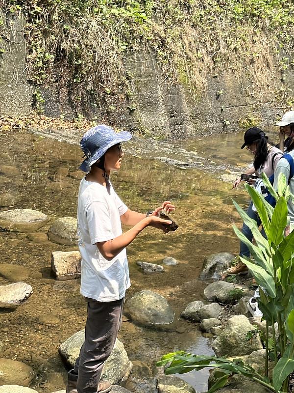 東海生命科學系終身特聘教授卓逸民表示，透過這樣的實習活動，學生們可以深入了解動物園的運作與保育工作。