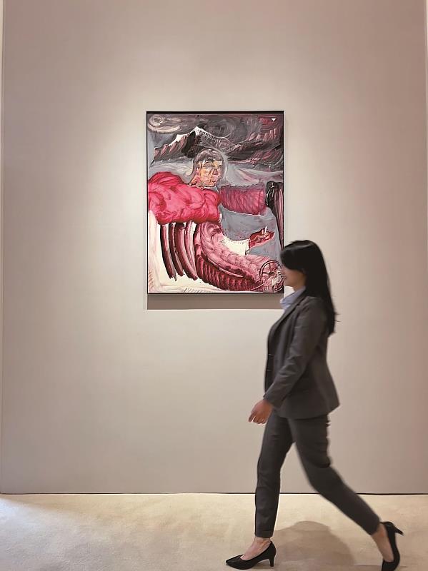 入選今年台新藝術獎決選的畫家黨若洪，其畫作《風暴中，朝聖者有眼無珠的航行》在「宏國大道城」展出。