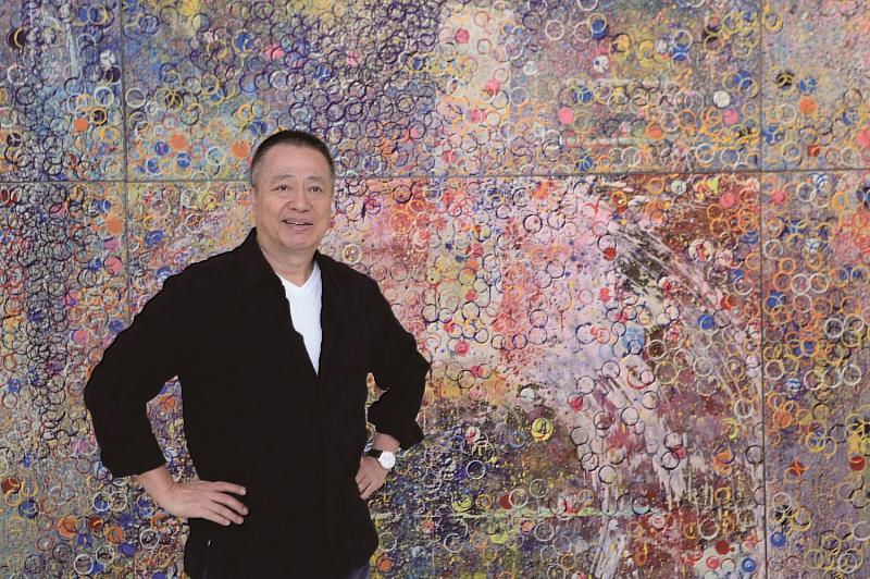 甲桂林廣告董事長張裕能在「宏國大道城」出展私人收藏的抽象大師江賢二畫作《乘著歌聲的翅膀》。